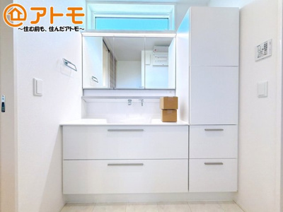 【独立洗面台】 | 駿東郡清水町堂庭　新築一戸建て　4号棟 | 洗面所って朝に混み合いませんか？広々とした脱衣所、３面鏡の独立洗面台で朝の時間を少しお手伝い♪