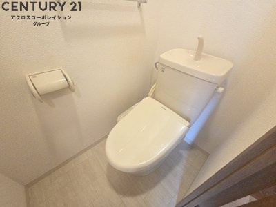 温水洗浄便座付きのトイレです♪