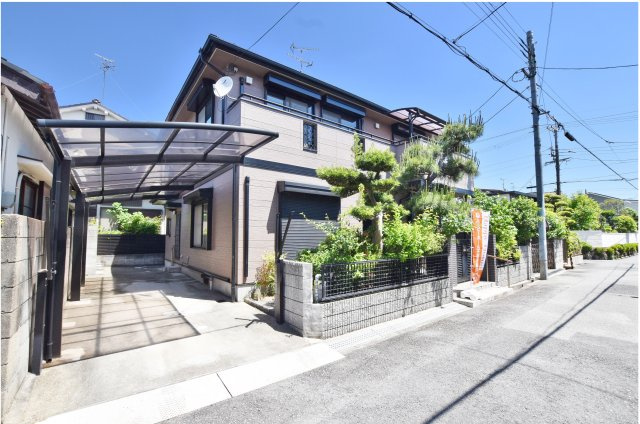 宝塚市南ひばりガ丘1丁目中古戸建｜4SLDK＋駐車1台可の外観|4LDK＋屋根付き車庫1台。閑静な住宅街の物件になります。