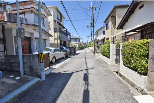 宝塚市南ひばりガ丘1丁目中古戸建｜4SLDK＋駐車1台可の前面道路含む現地写真|南東側前面道路　幅員約4.5ｍ