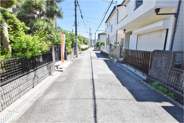 宝塚市南ひばりガ丘1丁目中古戸建｜4SLDK＋駐車1台可の前面道路含む現地写真|南東側前面道路　幅員約4.5ｍ