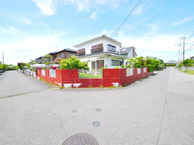 茂原市上茂原　中古戸建の前面道路含む現地写真|敷地約77坪公道角地 都市ガス上下水 スーパーガッツ徒歩約7分 家庭菜園スペース有 閑静な分譲地内