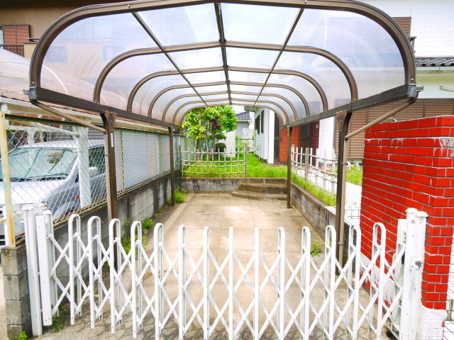 茂原市上茂原　中古戸建の駐車場|敷地約77坪公道角地 都市ガス上下水 スーパーガッツ徒歩約7分 家庭菜園スペース有 閑静な分譲地内