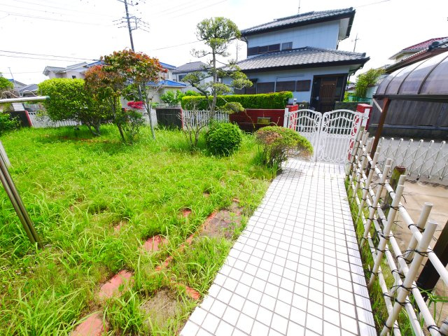 茂原市上茂原　中古戸建の庭|敷地約77坪公道角地 都市ガス上下水 スーパーガッツ徒歩約7分 家庭菜園スペース有 閑静な分譲地内