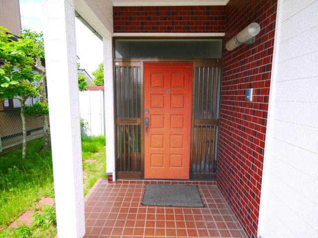 茂原市上茂原　中古戸建の玄関|敷地約77坪公道角地 都市ガス上下水 スーパーガッツ徒歩約7分 家庭菜園スペース有 閑静な分譲地内