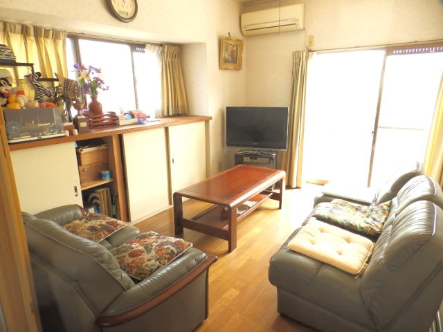 茂原市上茂原　中古戸建の居間・リビング|敷地約77坪公道角地 都市ガス上下水 スーパーガッツ徒歩約7分 家庭菜園スペース有 閑静な分譲地内