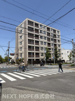 【外観】 | 武庫之荘コーポラス | 【武庫之荘コーポラス】地上８階建　総戸数６０戸　ご紹介のお部屋は専用庭のある１階部分です！！三方角部屋で明るく開放的な室内！