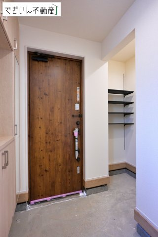 【玄関】 | blooming garden深谷市上柴町東5丁目　新築住宅 | 「ただいま」と「おかえり」が自然と交わされる、明るく開放的な玄関。家族の絆が深まる場所です。
現地(2026年5月撮影)