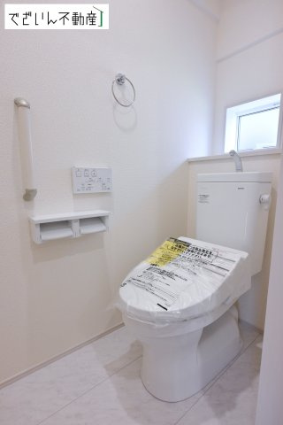 【トイレ】 | blooming garden深谷市上柴町東5丁目　新築住宅 | シンプルで清潔感のある空間は、毎日使う場所だからこそ嬉しい。家族みんなが快適に過ごせる工夫が詰まっています。
現地(2026年5月撮影)