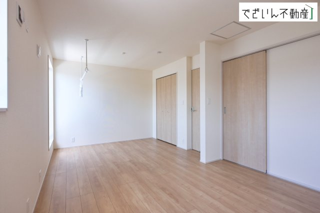 【洋室】 | blooming garden深谷市上柴町東5丁目　新築住宅 | 2ドア1ルームの部屋は、ライフスタイルの変化に合わせてパーテーションや間仕切り壁を施工すれば部屋をわけることができます。
現地(2026年5月撮影)