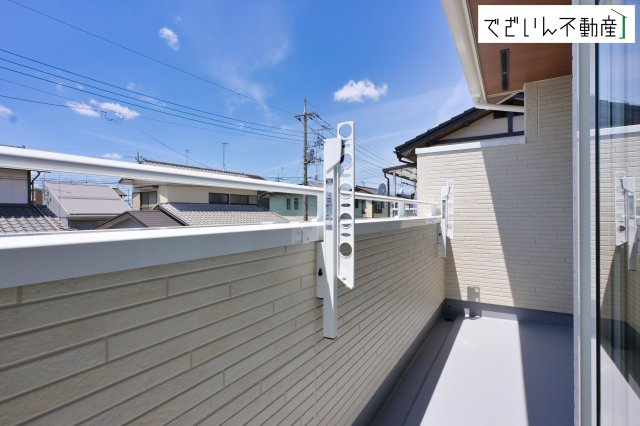 【バルコニー】 | blooming garden深谷市上柴町東5丁目　新築住宅 | ずっと太陽を感じる事ができるのは、遮るものが視界に無いから。彼方に広がる風景が絵画のように広がります。
現地(2026年5月撮影)