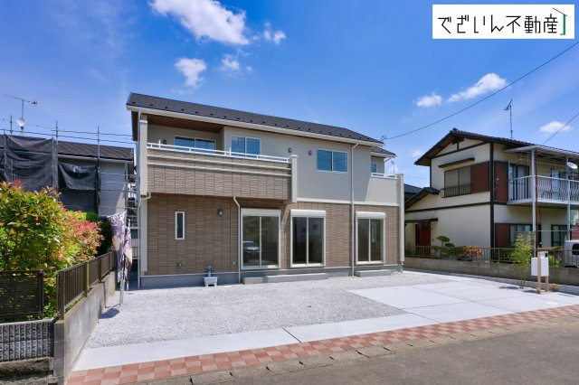 【外観】 | blooming garden深谷市上柴町東5丁目　新築住宅 | 南向きの穏やかな佇まいが、家族の新しい日常を優しく包み込む。静かな街並みに、安心して子育てできる環境が整っています。
現地(2026年5月撮影)