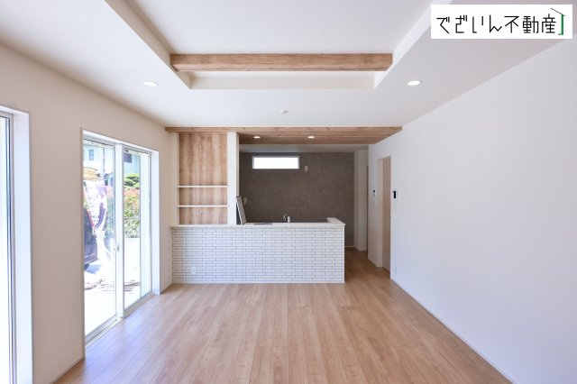 【居間・リビング】 | blooming garden深谷市上柴町東5丁目　新築住宅 | 広がるやすらぎのプライベート空間。大きい窓から射しこむ眩い光が、広々としたリビング空間を鮮やかに映し出します。
現地(2026年5月撮影)