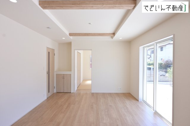 【居間・リビング】 | blooming garden深谷市上柴町東5丁目　新築住宅 | 和室と隣接したリビングは、遊び場にもお昼寝スペースにも。育児と家族時間が無理なく両立できる、優しい間取りです。
現地(2026年5月撮影)