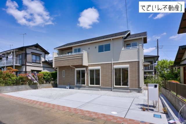 【前面道路含む現地写真】 | blooming garden深谷市上柴町東5丁目　新築住宅 | 街並みに馴染む、シンプルで洗練された佇まい。暮らしにちょっとした遊び心を添えてくれるお家です。
現地(2026年5月撮影)