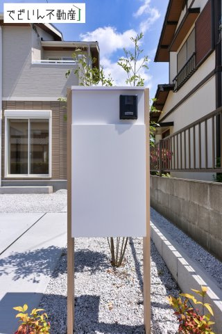 【玄関】 | blooming garden深谷市上柴町東5丁目　新築住宅 | 穏やかな佇まいが、家族の新しい日常を優しく包み込む。静かな街並みに、安心して子育てできる環境が整っています。
現地(2026年5月撮影)
