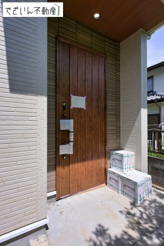 【玄関】 | blooming garden深谷市上柴町東5丁目　新築住宅 | 清潔感溢れる玄関がお出迎えする本邸宅の物語は、ここから始まる日常を期待させます。この場所には「希望」と「優越」で包み込んでくれる「特別」な空間があります。
現地(2026年5月撮影)