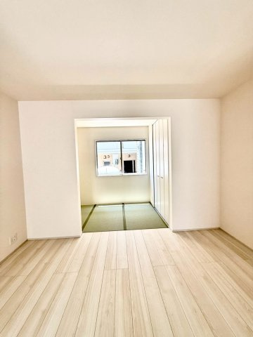 リーブルガーデンうるま市前原・３号棟の洋室|リビングから目が届くので安心！お昼寝スペースとしても活躍するタタミコーナー３帖
