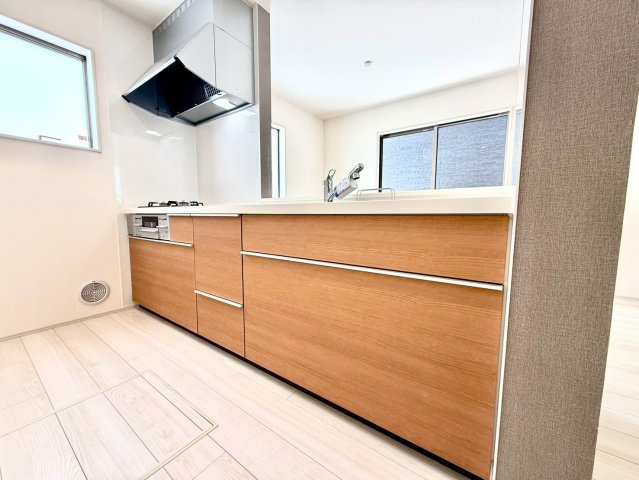 リーブルガーデンうるま市前原・３号棟のキッチン|リビングを見渡せるので、料理中も家族との時間を楽しめる対面キッチン／換気窓付き