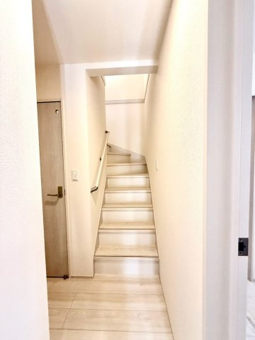 リーブルガーデンうるま市前原・３号棟のその他|手すり付き階段