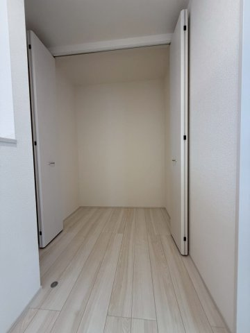 リーブルガーデンうるま市前原・３号棟の収納|２階廊下側には、大容量のクローゼット収納を設置