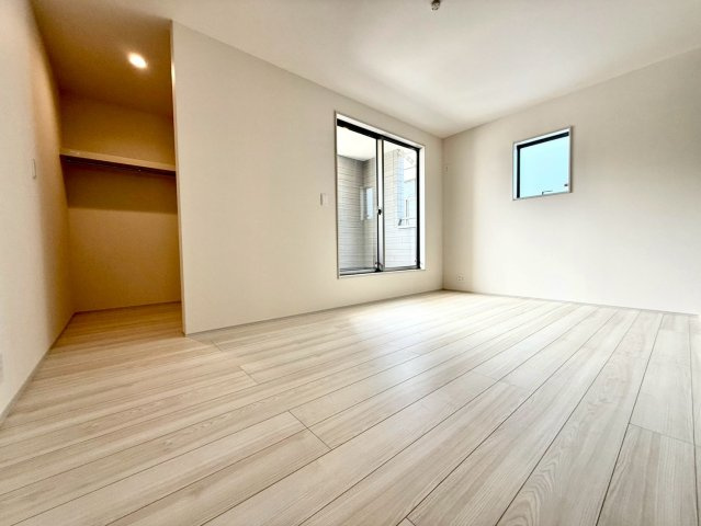 リーブルガーデンうるま市前原・３号棟の洋室|二面採光の２階主寝室7.5帖・バルコニー出入口＆WIC付き