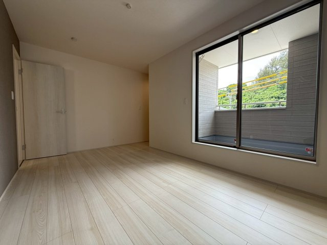 リーブルガーデンうるま市前原・３号棟の洋室|二面採光の２階主寝室7.5帖・バルコニー出入口＆WIC付き
