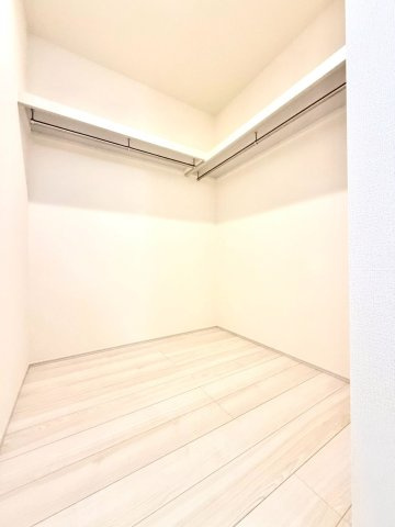 リーブルガーデンうるま市前原・３号棟のその他|２階主寝室7.5帖には、季節物の入れ替えが楽々なWICを設置