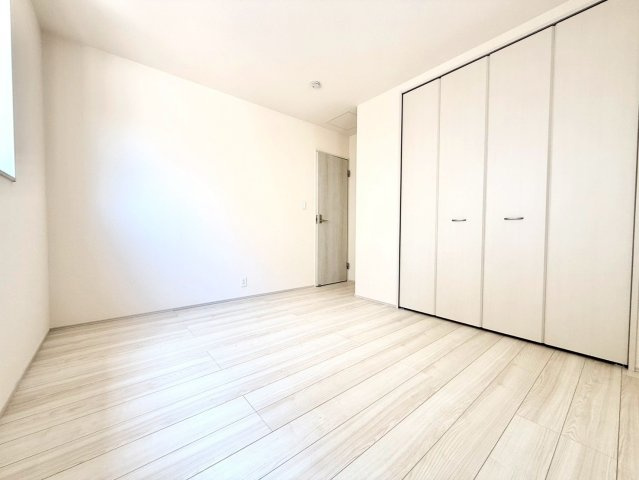 リーブルガーデンうるま市前原・３号棟の洋室|二面採光の２階洋室6.8帖・クローゼット収納付き