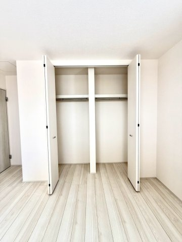 リーブルガーデンうるま市前原・３号棟の収納|２階洋室6.8帖には、クローゼット収納を設置