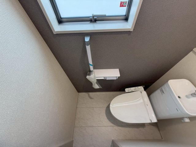 リーブルガーデンうるま市前原・３号棟のその他|２階トイレ・採光窓＆手すり付き／洗浄便座／アクセントクロス