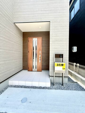 リーブルガーデンうるま市前原・３号棟の玄関|玄関ポーチ／TVモニター付きインターフォンで防犯対策も◎