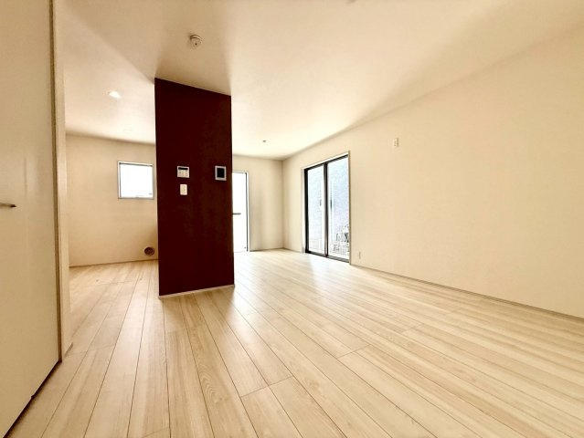 リーブルガーデンうるま市前原・３号棟の居間・リビング|二面採光で明るくゆったりとしたLDK16帖／対面式キッチン