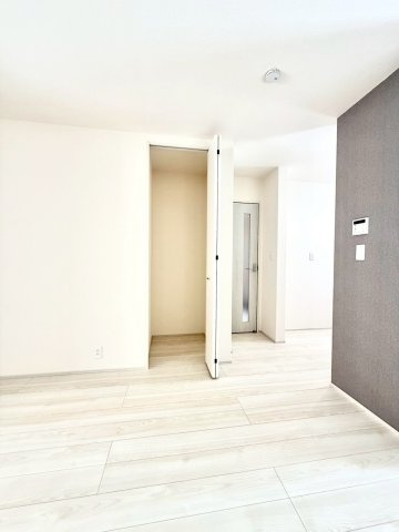 リーブルガーデンうるま市前原・３号棟の居間・リビング|リビングには用途多彩なクローゼット収納を設置