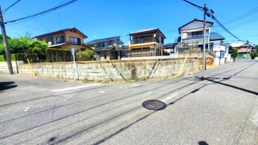 深谷市秋元町　売地　建築条件なし（土地広々８８坪超）の前面道路含む現地写真