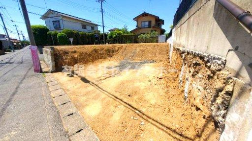 深谷市秋元町　売地　建築条件なし（土地広々８８坪超）の前面道路含む現地写真