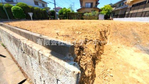 深谷市秋元町　売地　建築条件なし（土地広々８８坪超）の前面道路含む現地写真