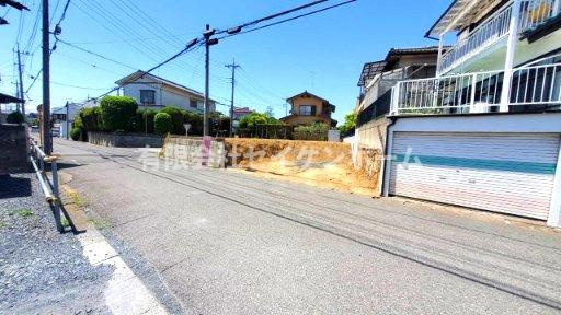 深谷市秋元町　売地　建築条件なし（土地広々８８坪超）の前面道路含む現地写真