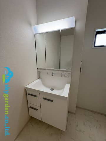高座郡寒川町岡田２期　新築戸建　全１棟の独立洗面台|三面鏡付き洗面化粧台