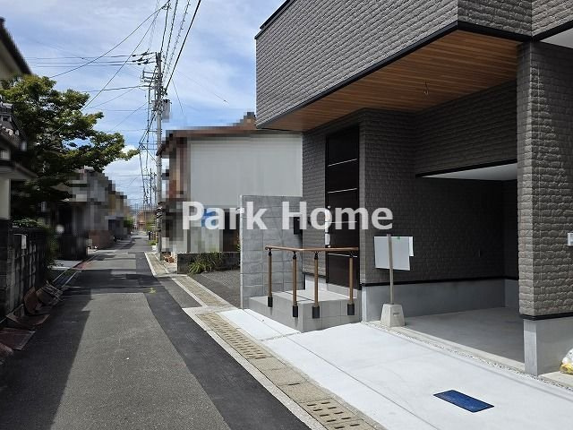 高知市旭駅前町　新築戸建ての前面道路含む現地写真