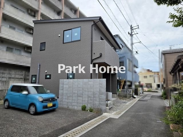 高知市旭駅前町　新築戸建ての前面道路含む現地写真