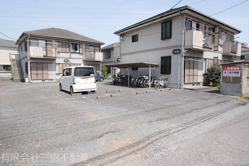 サンライズBの外観|敷地内駐車場1台分付き