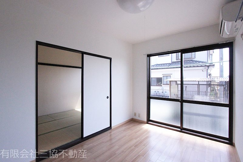 サンライズBの居間・リビング|洋室5.8帖　エアコンや収納、雨戸付きのお部屋