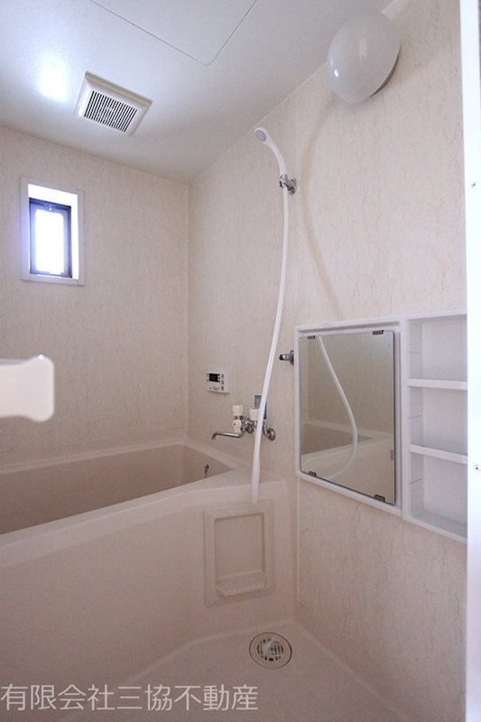 サンライズBの浴室|追い焚き給湯＋換気窓付き