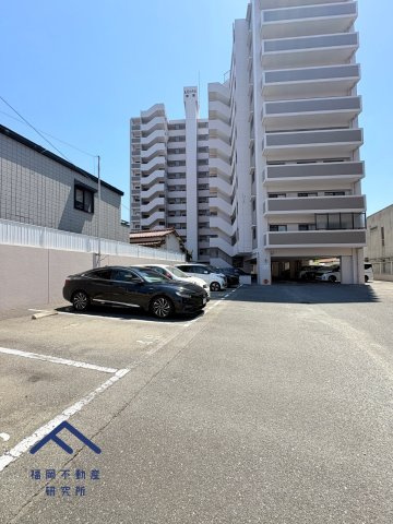 ロワールマンション古賀の駐車場
