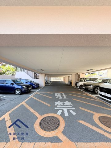 ロワールマンション古賀の駐車場