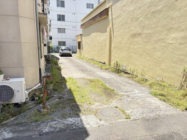 売土地　沼津市高沢町の外観|現況は駐車場（賃貸中）として利用されています。収益物件や住宅用地に最適です。