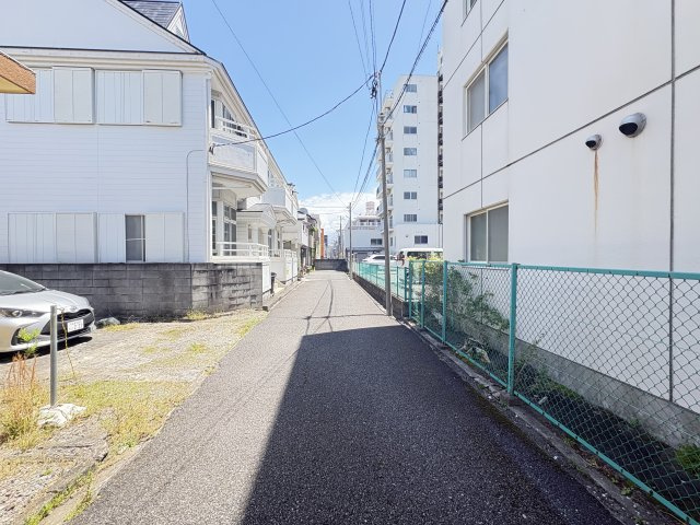 売土地　沼津市高沢町の周辺|幅員約4mの前面道路に接しており、日々のお車移動も快適です。