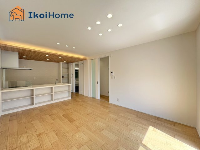 明石市大久保町谷八木　新築戸建の居間・リビング|【ホームページに現地動画掲載中】●年中無休：当日予約可●折下げ天井のお洒落なカウンターキッチンです！