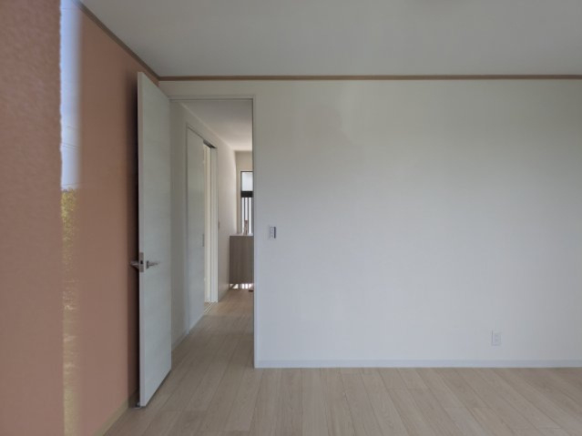 中古戸建　安中市安中4丁目の洋室|明るい洋室です